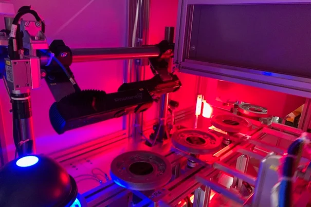 Avtomatizirana postaja za razvrščanje in pregledovanje