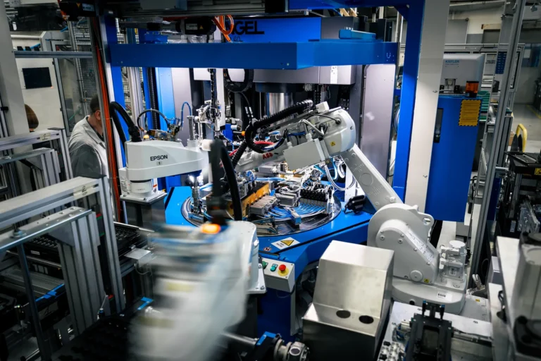 Celica za avtomatizacijo brizganja plastike